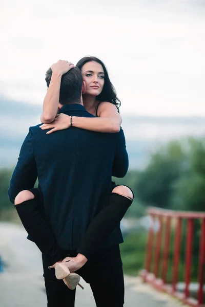 Hombre sosteniendo a su novia en las manos — Foto de Stock