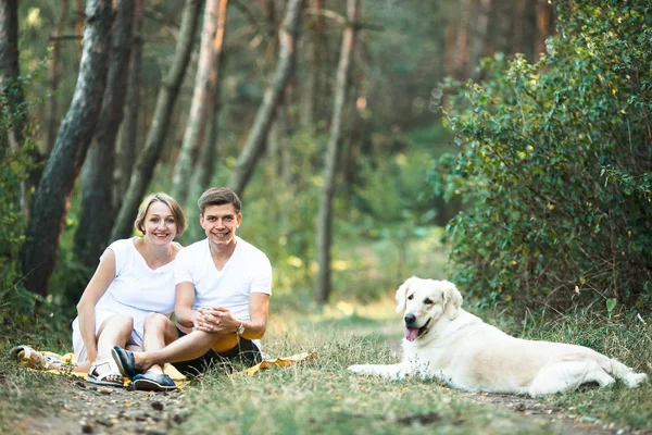 Lyckligt ungt par väntar barn — Stockfoto