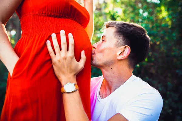 Man vårdar ömt sin gravida fru — Stockfoto