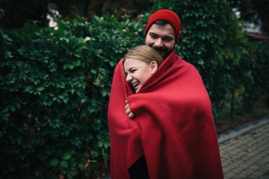 Parkta poz veren çift