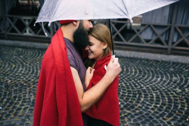 Adam ve kız bir şemsiye altında