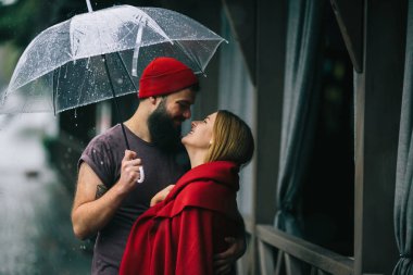 Adam ve kız bir şemsiye altında