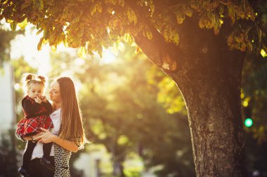 Anne ve küçük kızı bir parkta oynarken