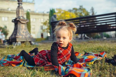 çayır üzerinde gülümseyen kız
