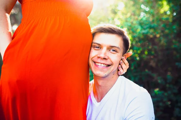 Marido ternamente cuida de sua esposa grávida — Fotografia de Stock