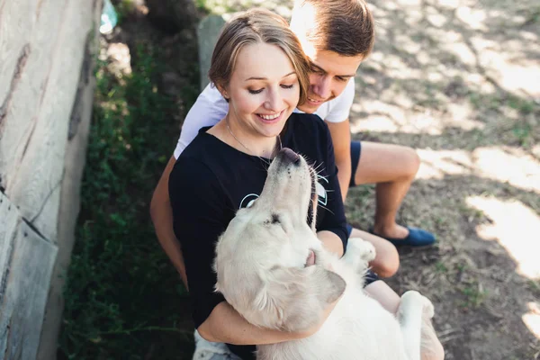 Těhotná žena a její manžel na venkově — Stock fotografie