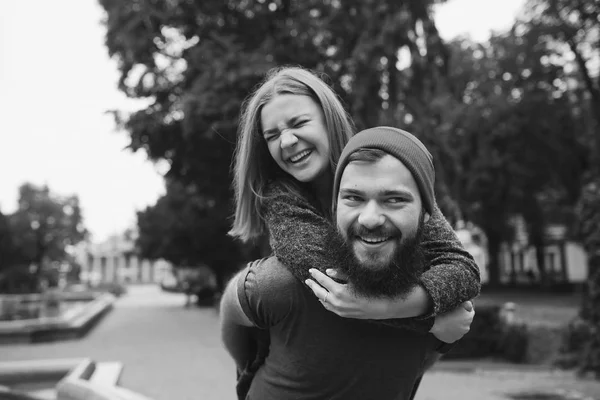 L'uomo porta la sua ragazza sul retro — Foto Stock