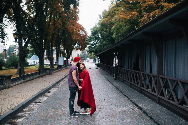 Пара позує на міській вулиці — стокове фото