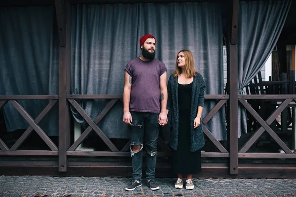 Casal posando em uma rua da cidade — Fotografia de Stock