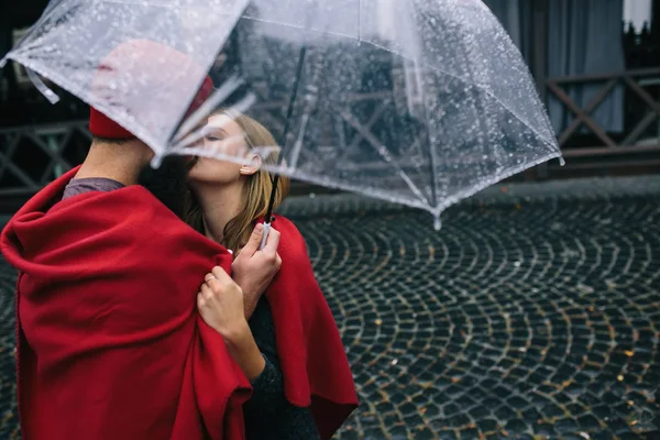 Cara e menina sob um guarda-chuva — Fotografia de Stock