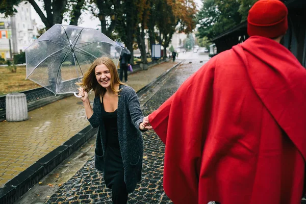 Chico y chica bajo un paraguas — Foto de Stock