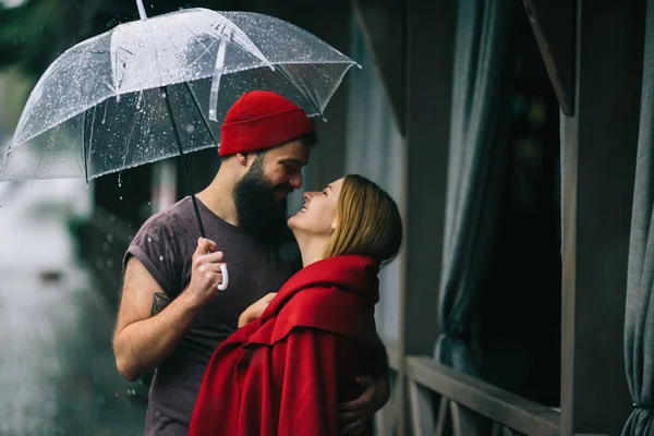 Парень и девушка под зонтиком — стоковое фото