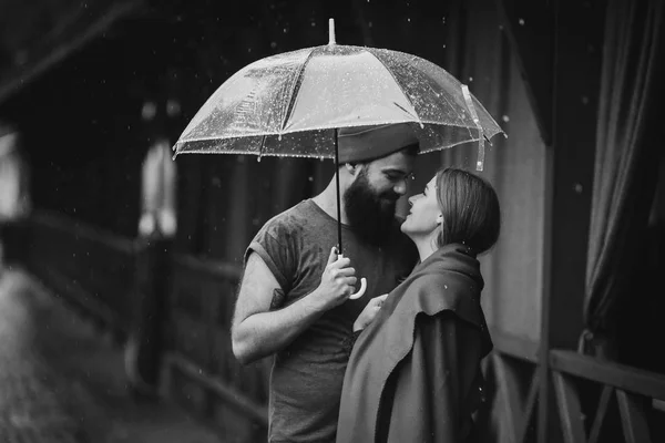 Cara e menina sob um guarda-chuva — Fotografia de Stock