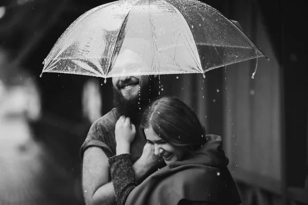 Cara e menina sob um guarda-chuva — Fotografia de Stock