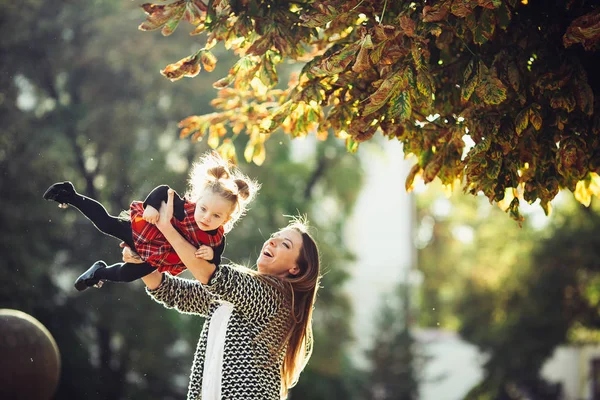 Anya és kis lánya egy parkban játszanak — Stock Fotó
