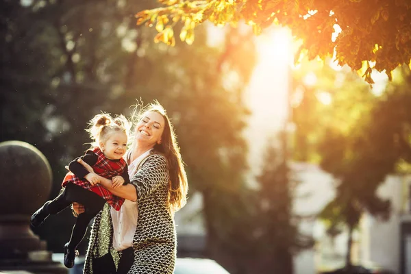 Mother and little daughter playing in a park — Stock Photo, Image