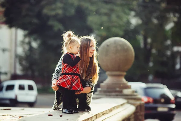 Mãe e filha brincando em um parque — Fotografia de Stock