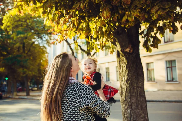 Mère et petite fille jouant dans un parc — Photo