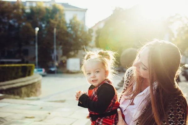 Mor och dotter spelar i en park — Stockfoto