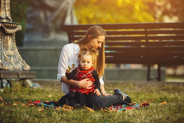 Anne ve küçük kızı bir parkta oynarken — Stok fotoğraf