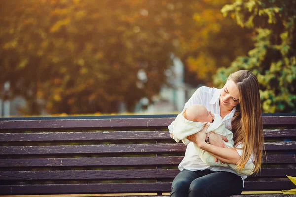 Anne ve iki kızı bir kenarda bekletin — Stok fotoğraf