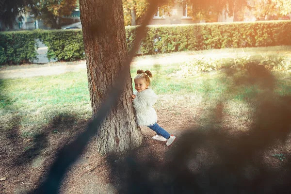 Roztomilá holčička hraje venku — Stock fotografie