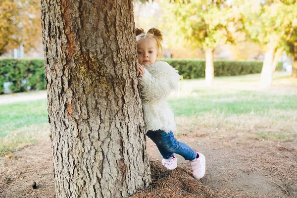 Petite fille mignonne joue à l'extérieur — Photo