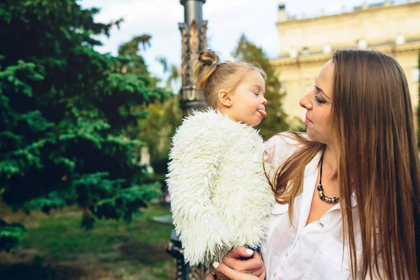 Mor och dotter i en park — Stockfoto