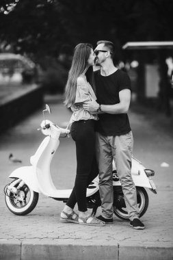 Şirin çift ile onların scooter