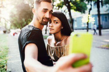 Güzel genç çift selfie yapar