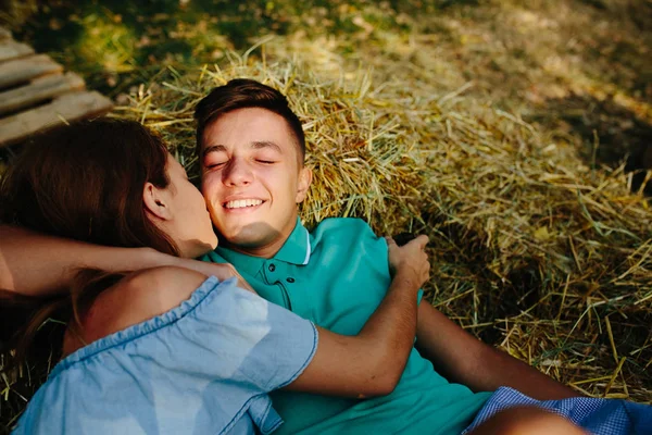 Mann und Frau liegen auf Heu — Stockfoto