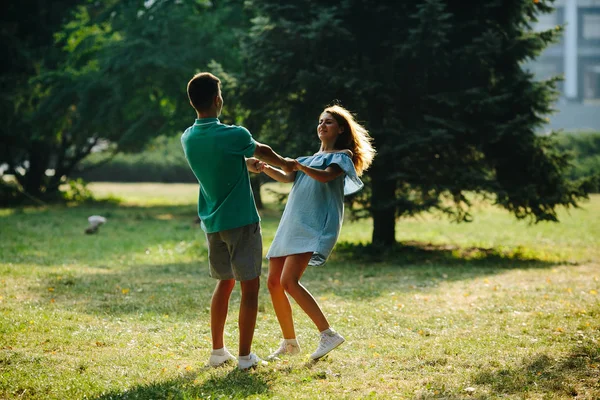 Férfi és nő a parkban — Stock Fotó