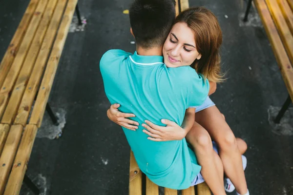 Adam ve bir bankta oturan kız — Stok fotoğraf