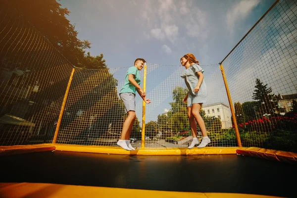 Paar springt auf Trampolin im Park — Stockfoto