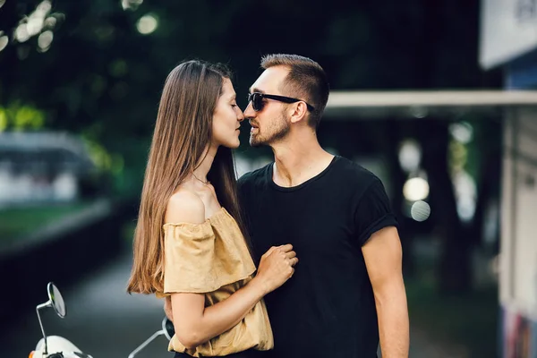 Casal bonito com sua scooter — Fotografia de Stock