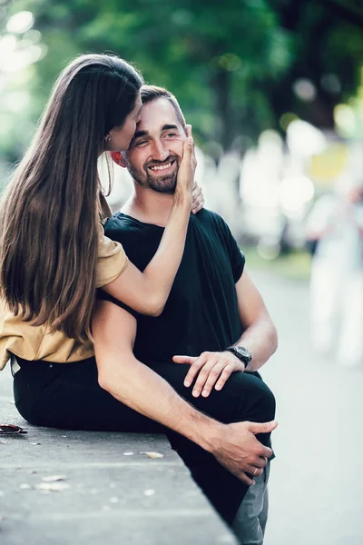 Ung man och kvinna i parken — Stockfoto