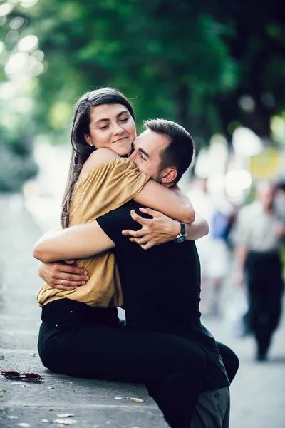 Young man and woman in the park — Stock Photo, Image