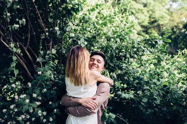 Uomo e donna nel parco — Foto Stock