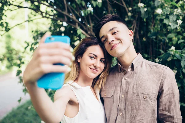 Hombre y mujer hacen selfie — Foto de Stock