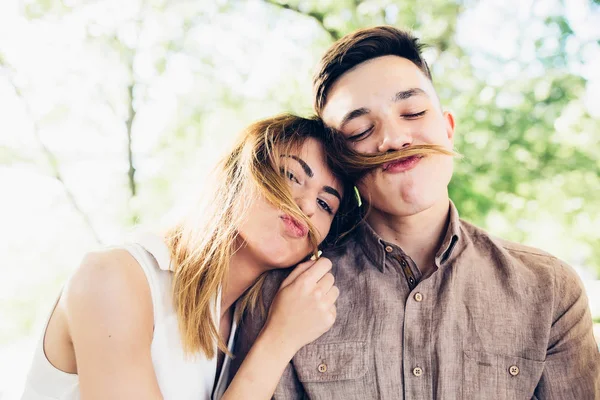 Cara fazendo bigode de meninas cabelo — Fotografia de Stock