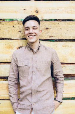 yakışıklı olan ahşap duvar arka plan üzerinde