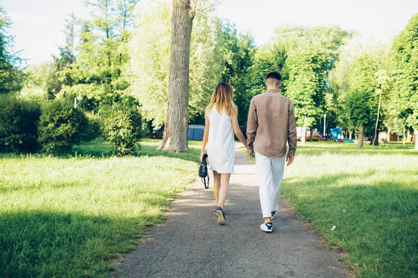 Hombre y mujer caminando en el parque —  Fotos de Stock