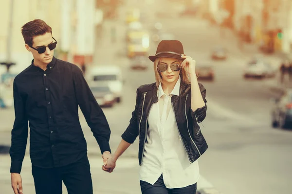 Jovem casal bonito — Fotografia de Stock