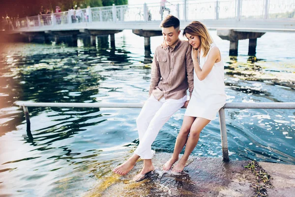 Uomo e donna in posa sul lago — Foto Stock