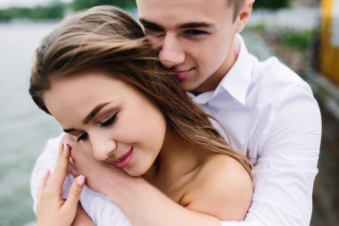 erkek ve kadın göl üzerinde poz