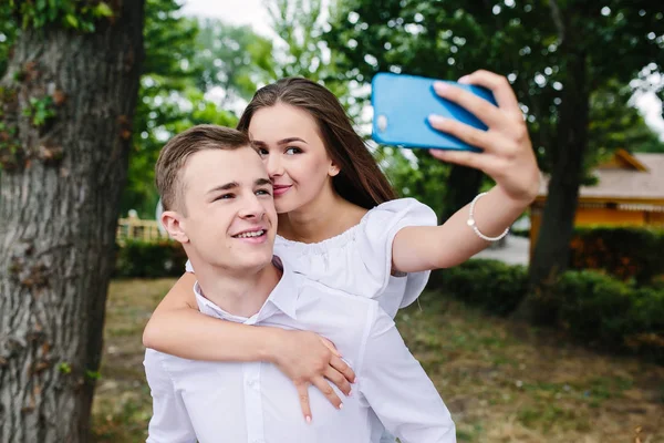 Mooie jong koppel maakt selfie — Stockfoto