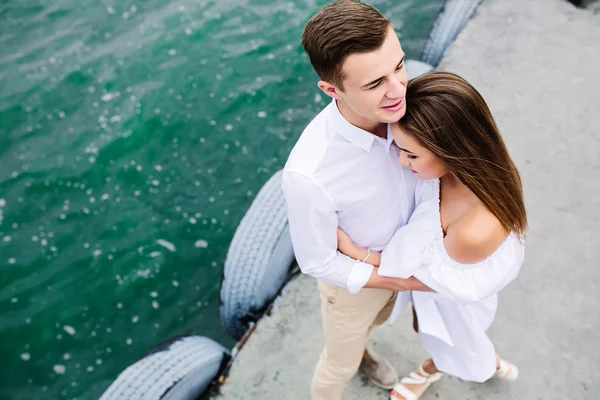 Man and woman posing on the lake — Stock Photo, Image