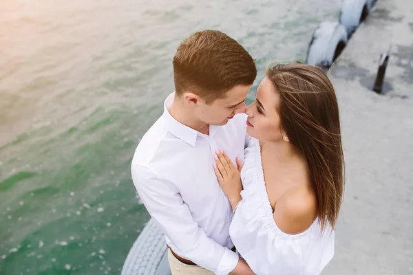 Homem e mulher posando no lago — Fotografia de Stock