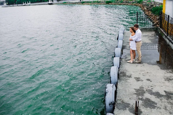 Homem e mulher posando no lago — Fotografia de Stock