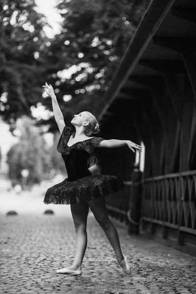 Ballerina poserar i centrum — Stockfoto